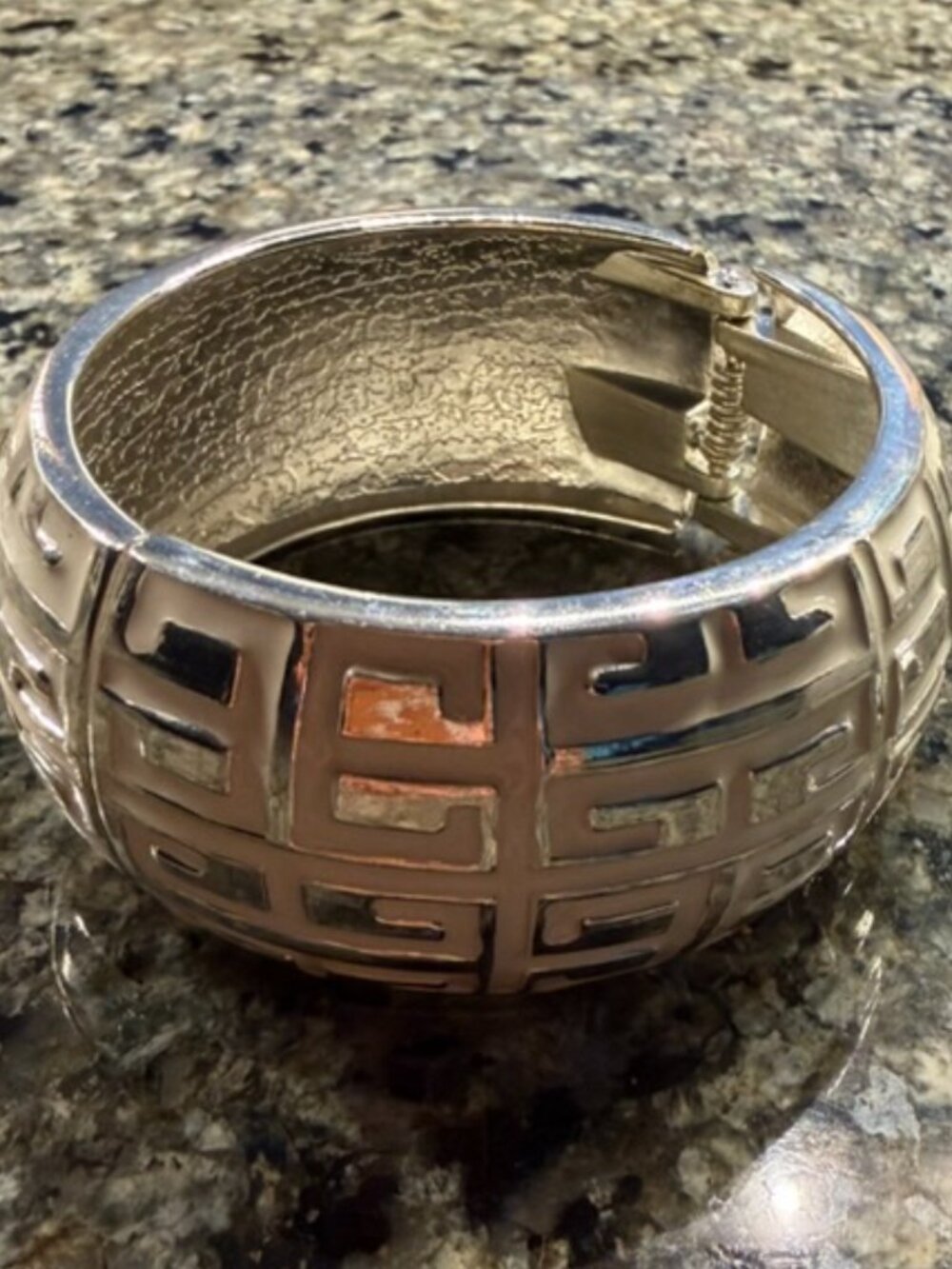 Gorgeous silver and white chunky bracelent